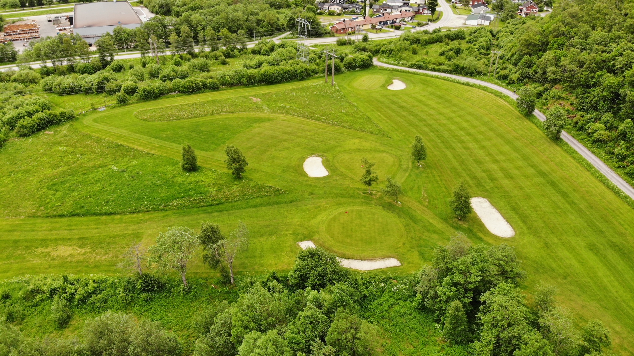 Oversikt hull 3,4, og 5 Sunndal Golfklubb. 3 nærmest, 5 rett over, og 4 lengst unna.